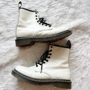 Dr. Marten’s 1460 Patent Leather Lace Up Boots Size 8